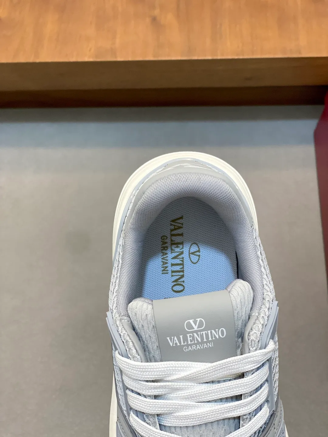 Men's shoes 💰660 Valentino/VALENTINO JOIE DE JOUER couple's low-top sneakers. This sneaker is made of splicing and is decorated with rubber VLOGO SIGNATURE details on the front. The upper is punched and the tongue is decorated with VLOGO SIGNATURE. Logo, with two-color rubber outsole, suede leather fabric lining, logo cowhide insole, fashionable and elegant style, comfortable and breathable for the upper foot, full of personality, and comes with a complete set of original packaging! Code number: 39-44 (38, 45 customized)